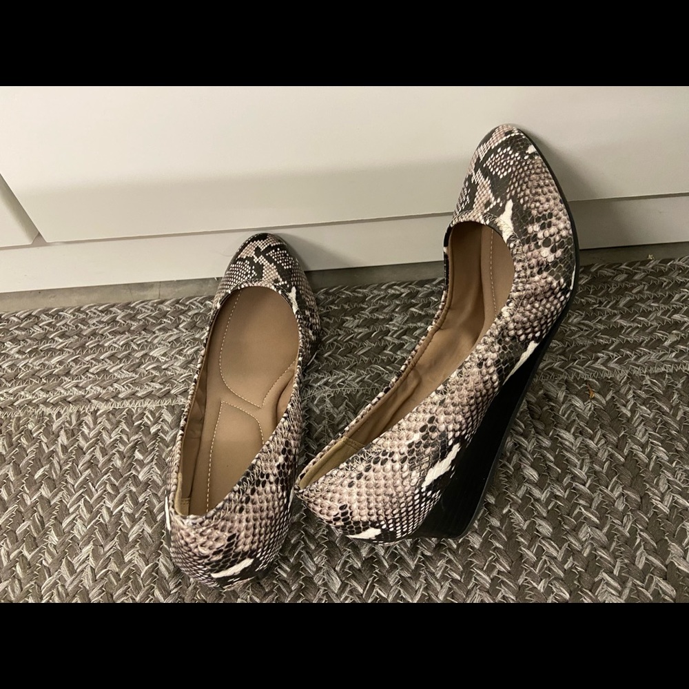 Susina Fraya Snake Printed Wedge Pump, size 7